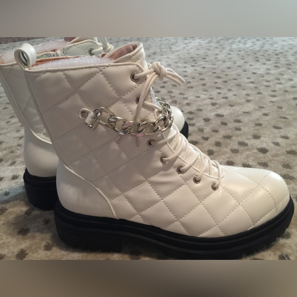 NIB CC CHASE & CHLOE 6.5 7 Chain Trim Quilted Combat Boots LaceUp Lug Sole White - Picture 7 of 14
